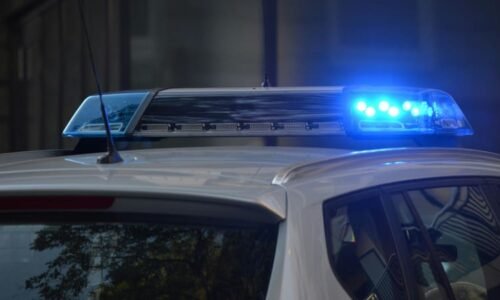 Děsivé záběry z Kolínska: Policejní auto doslova vyletělo ze silnice, skončilo v kotrmelcích