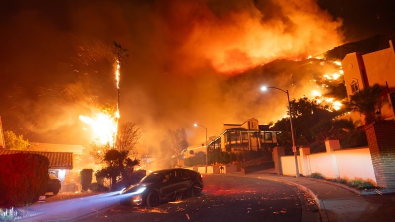 Požár u Los Angeles: Plameny mají pět obětí, shořelo přes tisíc budov. Biden mění svůj program Požár u Los Angeles: Plameny mají pět obětí, shořelo přes tisíc budov. Biden mění svůj program