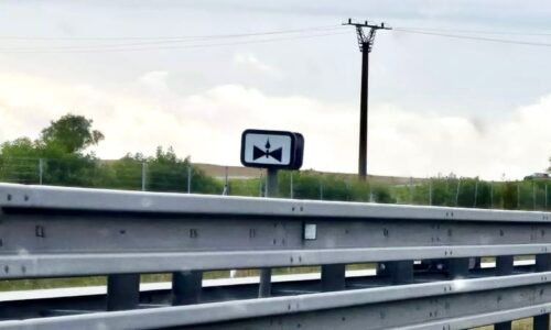 Skoro nikdo neví, co znamená. Na českých dálnicích stojí zvláštní černobílá značka