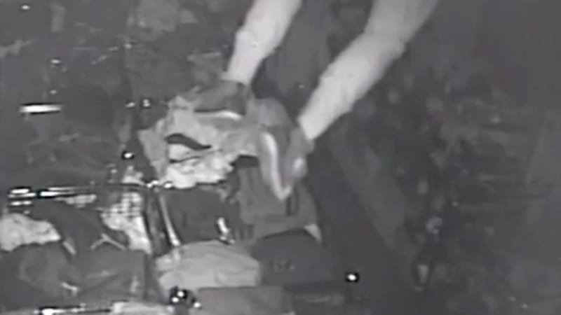 Zloděje ve Varech zadržela policie přímo při činu. Předtím ho uklízečka zamkla na WC