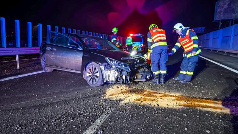Řidič v Pardubicích odmítl po nehodě vystoupit z auta a pouštěl si hudbu. Nadýchal dvě promile Řidič v Pardubicích odmítl po nehodě vystoupit z auta a pouštěl si hudbu. Nadýchal dvě promile
