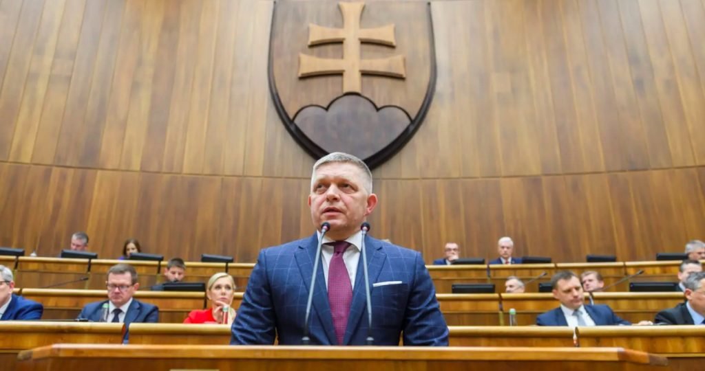 SIS získala závažné informácie o dlhodobom organizovanom úsilí zameranom na destabilizáciu celého štátu cez masové protesty. Premiér Fico o správe tajnej služby informoval poslancov. Matovičo-kádehácko-progresívno-liberálna opozícia pripravujúca Majdan správu bagatelizuje, pretože kvôli jej utajovanému charakteru sa musí o odvolávaní vlády debatovať neverejne SIS získala závažné informácie o dlhodobom organizovanom úsilí zameranom na destabilizáciu celého štátu cez masové protesty. Premiér Fico o správe tajnej služby informoval poslancov. Matovičo-kádehácko-progresívno-liberálna opozícia pripravujúca Majdan správu bagatelizuje, pretože kvôli jej utajovanému charakteru sa musí o odvolávaní vlády debatovať neverejne
