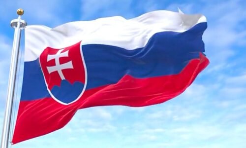 Ministerstvo vnútra objasňuje používanie rôznych úprav štátnej hymny: „Žiadna konkrétna inštrumentalizácia štátnej hymny nikdy nebola, nie je a ani nemôže byť kodifikovaná ako výlučná“