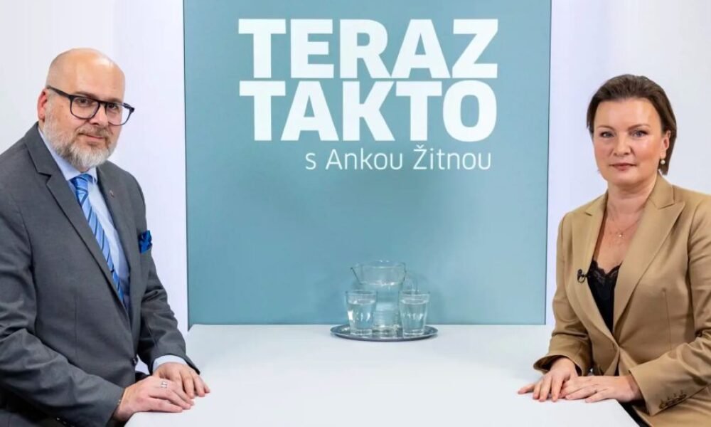 VIDEO: Vďaka jednému volebnému obvodu na Slovensku sa viac ako 4 milióny voličov musí pozerať na to, čo vystrája poslanec Hlasu Samuel “Sláva Ukrajine” Migaľ, ktorý dostal vo voľbách 3200 preferenčných hlasov. VIDEO: Vďaka jednému volebnému obvodu na Slovensku sa viac ako 4 milióny voličov musí pozerať na to, čo vystrája poslanec Hlasu Samuel “Sláva Ukrajine” Migaľ, ktorý dostal vo voľbách 3200 preferenčných hlasov.