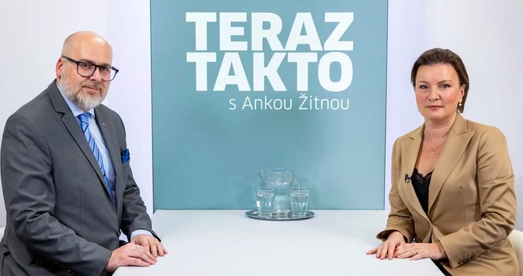 VIDEO: Vďaka jednému volebnému obvodu na Slovensku sa viac ako 4 milióny voličov musí pozerať na to, čo vystrája poslanec Hlasu Samuel “Sláva Ukrajine” Migaľ, ktorý dostal vo voľbách 3200 preferenčných hlasov. VIDEO: Vďaka jednému volebnému obvodu na Slovensku sa viac ako 4 milióny voličov musí pozerať na to, čo vystrája poslanec Hlasu Samuel “Sláva Ukrajine” Migaľ, ktorý dostal vo voľbách 3200 preferenčných hlasov.