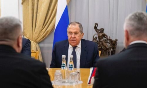 Delegácia poslancov slovenského parlamentu na čele s jeho podpredsedami Gašparom a Dankom rokovali v Moskve s ruským ministrom zahraničných vecí Lavrovom aj so šéfku hornej komory ruského parlamentu Matvijenkovou o vojne na Ukrajine, mieri a energetike