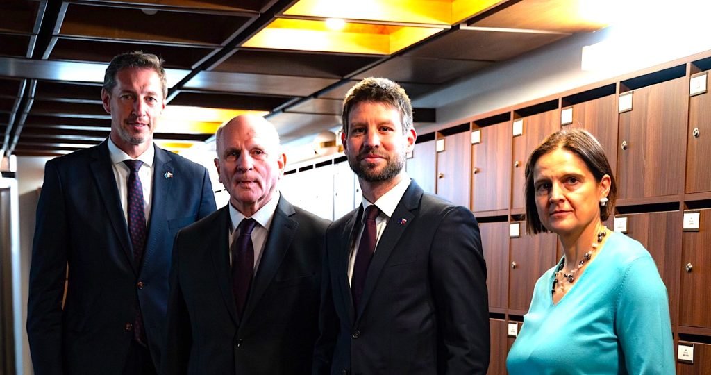 Vyhlásenie kresťanských osobností a občianskych združení: „S veľkým znepokojením sledujeme zapojenie vedenia KDH na čele s Milanom Majerským do eskalácie napätia v slovenskej spoločnosti. Odsudzujeme ich spoluprácu s nepriateľmi slovenskej štátnosti a so silami s pomýleným hodnotovým systémom, ktorý je v priamom rozpore so stanoviskami pápeža a postojmi slovenských katolíckych biskupov“ Vyhlásenie kresťanských osobností a občianskych združení: „S veľkým znepokojením sledujeme zapojenie vedenia KDH na čele s Milanom Majerským do eskalácie napätia v slovenskej spoločnosti. Odsudzujeme ich spoluprácu s nepriateľmi slovenskej štátnosti a so silami s pomýleným hodnotovým systémom, ktorý je v priamom rozpore so stanoviskami pápeža a postojmi slovenských katolíckych biskupov“