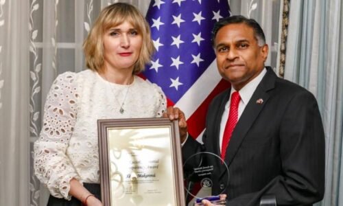 Veľvyslanec USA na Slovensku udelil cenu progresívno-liberálnej služobníčke amerických záujmov Makarovej, ktorá sedí vo vedení Esetom založenej politickej mimovládke „Zastavme korupciu“