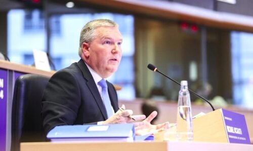 „Európske právo je nadradené, nediskutuje sa o tom,“ odkázal Robertovi Ficovi eurokomisár pre právny štát Michael McGrath po tom, čo premiér po prísľube postaviť ústavnú hrádzu proti progresivizmu predstavil návrh konceptu zmeny Ústavy SR s cieľom zakotviť, že Slovensko uznáva iba pohlavie muž a žena