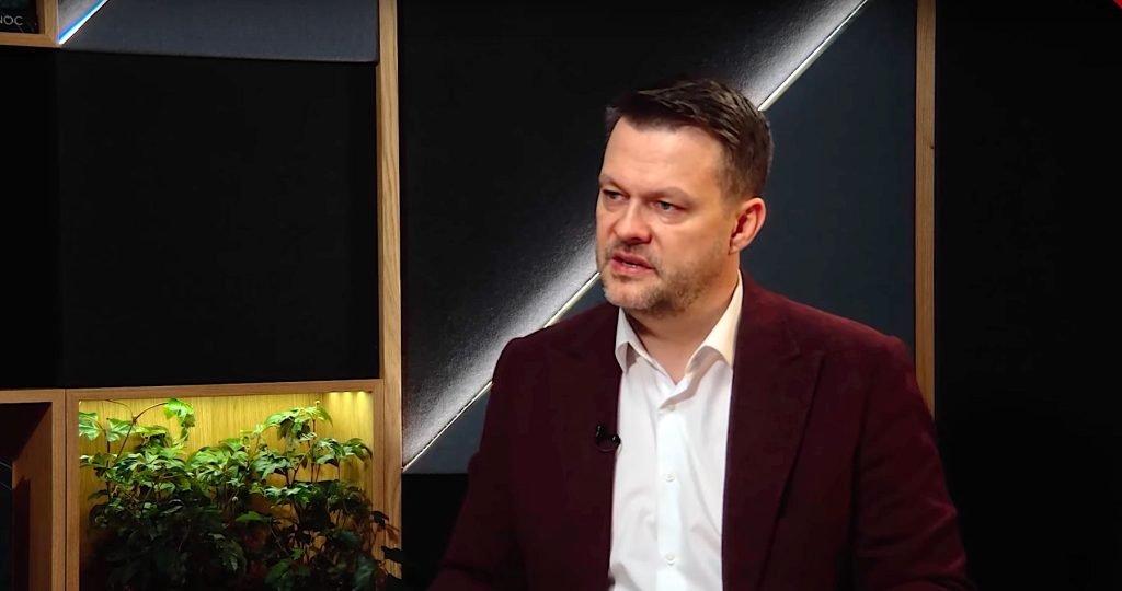 Vylúčený poslanec strany Hlas – Samuel “Sláva Ukrajine” Migaľ v rozhovore pre stranícky denník Progresívneho Slovenska odmietol tvrdenia, že vydiera koalíciu. Pellegrini podľa neho naďalej riadi Hlas prostredníctvom Druckera
