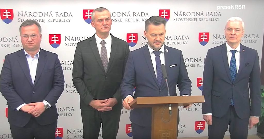 Štvorica poslancov Hlasu okolo Samuela “Sláva Ukrajine” Migaľa sú nepokojní, kam Hlas pod vedením jeho predsedu Šutaja Eštoka smeruje a žiadajú s ním urýchlene rokovať a hovoria o poslednej šanci ako predísť predčasným voľbám Štvorica poslancov Hlasu okolo Samuela “Sláva Ukrajine” Migaľa sú nepokojní, kam Hlas pod vedením jeho predsedu Šutaja Eštoka smeruje a žiadajú s ním urýchlene rokovať a hovoria o poslednej šanci ako predísť predčasným voľbám