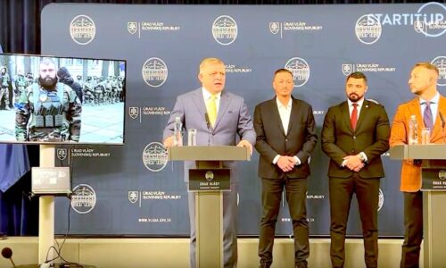 VIDEO: „Na opozičnom pokuse o násilný prevrat na Slovensku sa zúčastňujú Gruzínske národné légie riadené ukrajinskou vojenskou rozviedkou,“ informoval premiér Fico so šéfom SIS Gašparom a ministrom vnútra Šutajom Eštokom