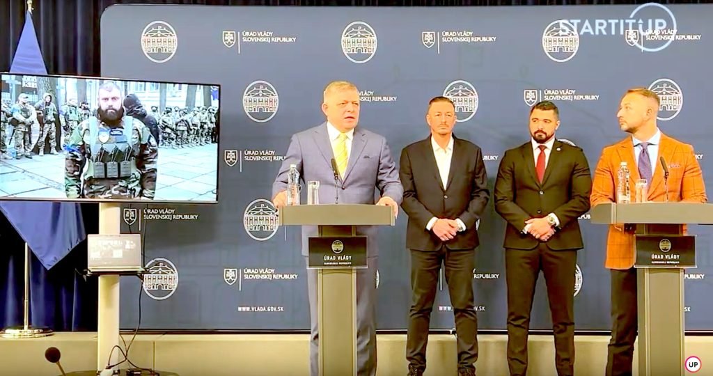 VIDEO: „Na opozičnom pokuse o násilný prevrat na Slovensku sa zúčastňujú Gruzínske národné légie riadené ukrajinskou vojenskou rozviedkou,“ informoval premiér Fico so šéfom SIS Gašparom a ministrom vnútra Šutajom Eštokom VIDEO: „Na opozičnom pokuse o násilný prevrat na Slovensku sa zúčastňujú Gruzínske národné légie riadené ukrajinskou vojenskou rozviedkou,“ informoval premiér Fico so šéfom SIS Gašparom a ministrom vnútra Šutajom Eštokom