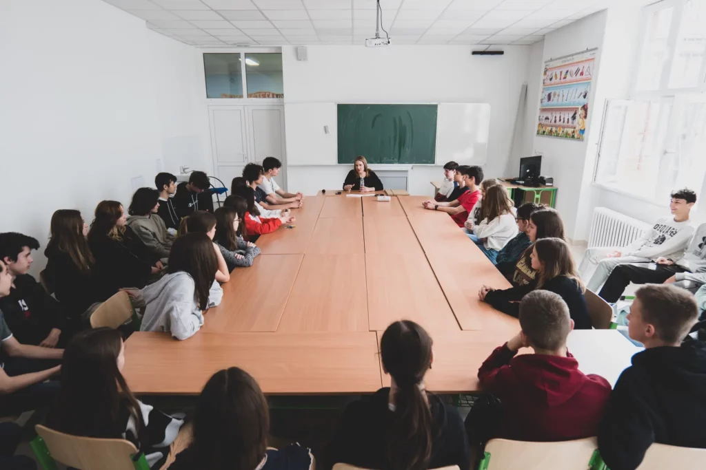 Divadlo Ludus prináša odvážnu a myšlienkovo bohatú inscenáciu pre stredné školy Naše šaty! Divadlo Ludus prináša odvážnu a myšlienkovo bohatú inscenáciu pre stredné školy Naše šaty!