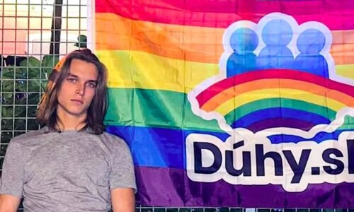 VIDEO: Europoslanec Uhrík adresoval úprimný odkaz nevychovanému, dezorientovanému a zhubnou progresívnou ideológiou sfanatizovanému stredoškolákovi, ktorého korporátne médiá dávajú za vzor slušnosti za to, že prezidentovi Pellegrinimu odmietol podať ruku