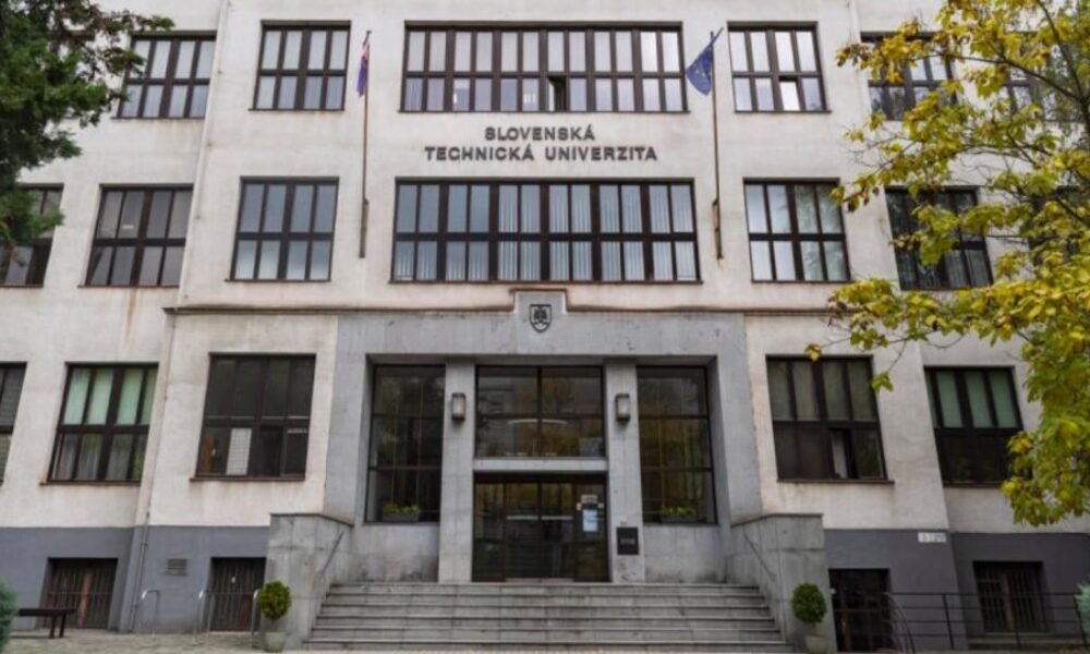 Na upokojenie situácie v rozdelenej slovenskej spoločnosti apeluje po výzve vedenia Univerzity Komenského už aj Slovenská technická univerzita v Bratislave: „Vyzývame všetkých aktérov verejného a spoločenského života, vrátane médií, na zodpovedné konanie v záujme upokojenia situácie a na maximálne úsilie o racionálne a konsenzuálne riešenia na prospech Slovenska a jeho občanov“