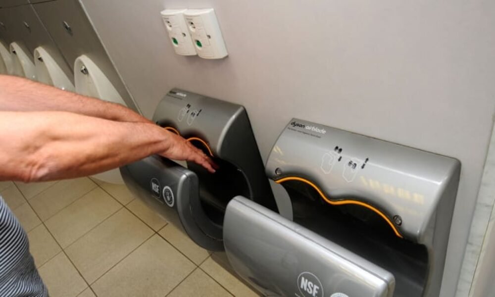 Dejte si pozor na veřejných toaletách. Pokus ukázal, proč nepoužívat vysoušeče rukou