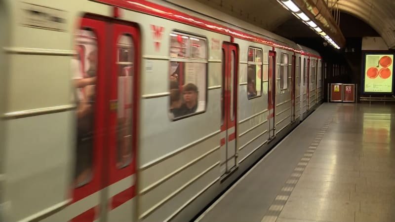 V pražském metru spadl člověk do kolejiště. Část linky B stojí, sražený zůstal pod soupravou