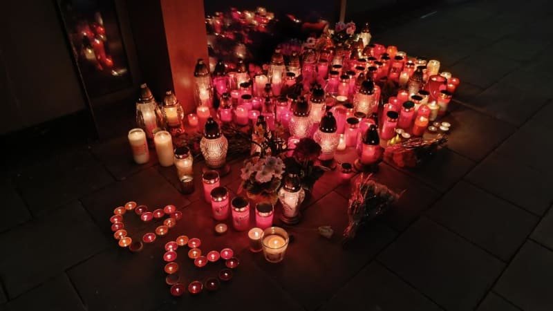 Pieta za hradecké oběti: Zemřela matka dvou dětí a 19letá dívka. Lidé jsou stále v šoku Pieta za hradecké oběti: Zemřela matka dvou dětí a 19letá dívka. Lidé jsou stále v šoku