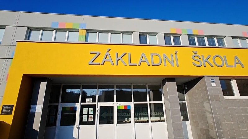 Třicet agresorů týralo dívku z Hodonína dvě hodiny. Blízcí popisují brutální útok na školačku Třicet agresorů týralo dívku z Hodonína dvě hodiny. Blízcí popisují brutální útok na školačku