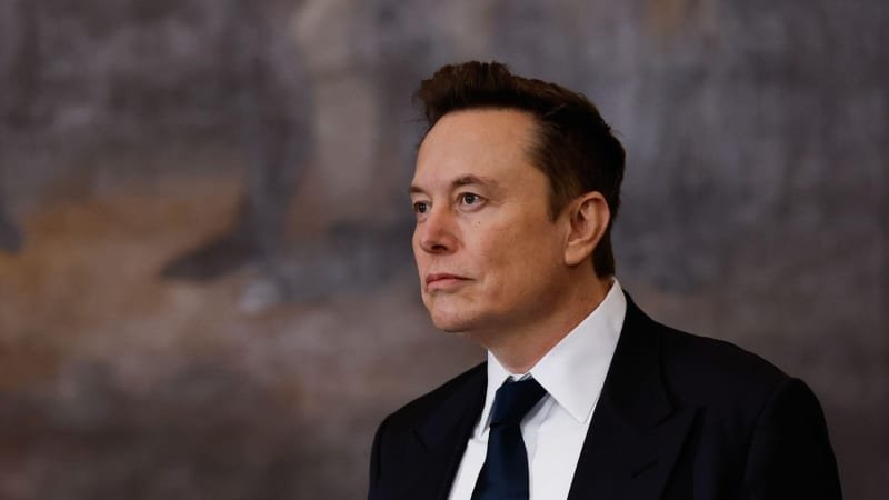 „Prezident“ Musk s novým resortem a tajnými informacemi v akci. Dělá převrat, varuje Snyder