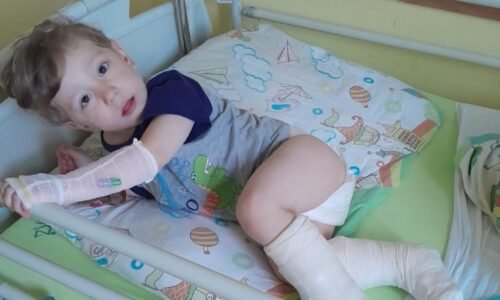 Cesty autobusem se mění v peklo. Nemocný Honzík trpí nejen křivicí, rodiče prosí o pomoc