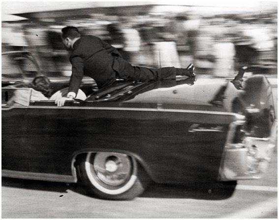 Zomrel americký ochrankár, ktorý sa ako prvý po atentáte snažil pomôcť Kennedymu