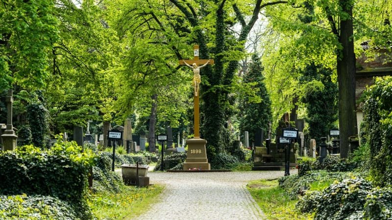 Na pražském hřbitově se otrávili dva muži. Zřejmě šlo o oxid uhelnatý, 17letý hlídač zemřel Na pražském hřbitově se otrávili dva muži. Zřejmě šlo o oxid uhelnatý, 17letý hlídač zemřel