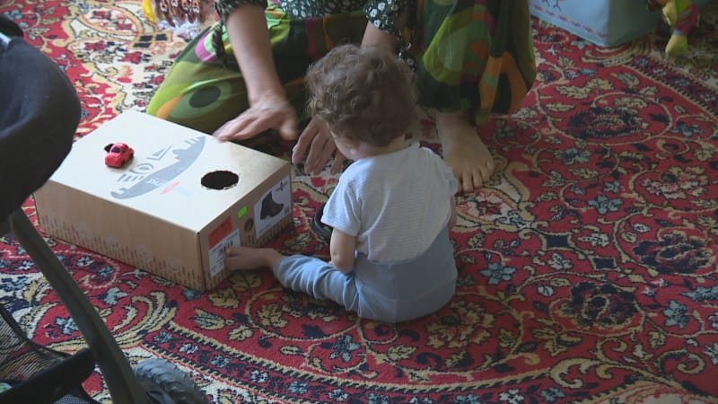 Kojenecké ústavy zmizely a děti nemají kam jít, tvrdí kritici. Podle vlády je pěstounů dost