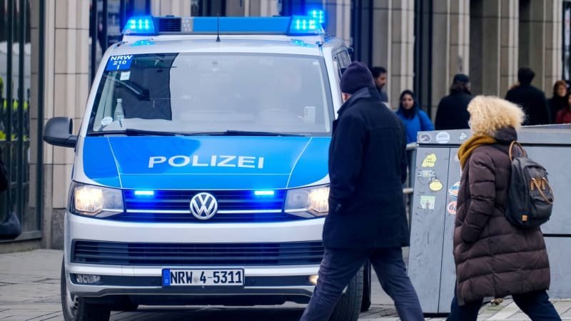 Střelba před soudem v Německu: Dva útočníci zranili několik lidí, jeden z nich je na útěku