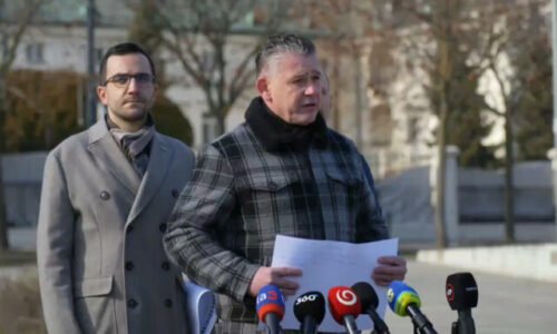 Mikulec: Poľsko je pre ruskú hrozbu v najvyššej pohotovosti, predstavitelia slovenskej vlády sa na letisku v Kuchyni hrajú – VIDEO