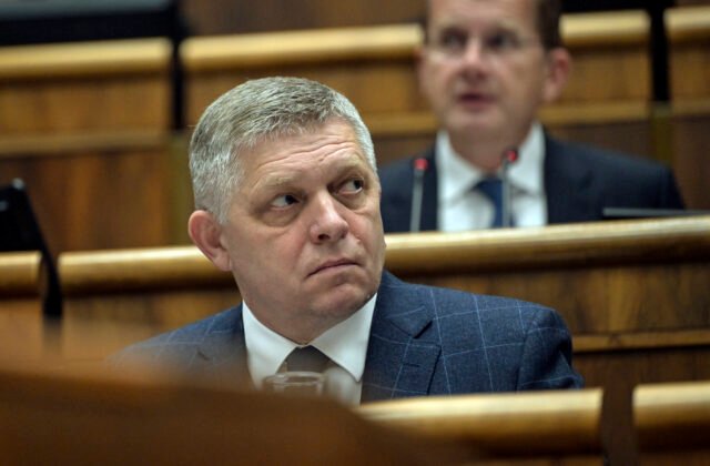 318440_678f5b3737aa9422257052-1-640x420.jpg Odobranie dávok v hmotnej núdzi ako „príjemný rasizmus“, hnutie Slovensko kritizuje Ficove výroky – VIDEO