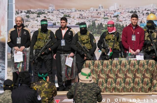 318761_aptopix_israel_palestinians_14148-640x420.jpg Hamas začne v pondelok prepúšťať izraelských rukojemníkov, udeje sa tak pred mierovým samitom