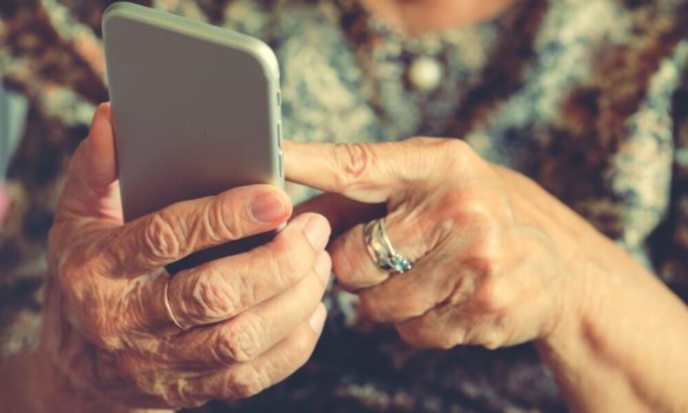 Podvodník oklamal 72-ročnú seniorku a v jej mene si zobral päťtisícový úver