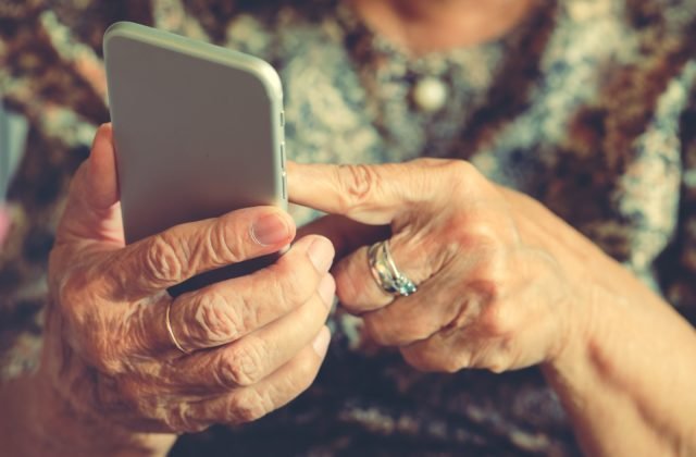 324758_seniorka-telefon-640x420.jpg Podvodník oklamal 72-ročnú seniorku a v jej mene si zobral päťtisícový úver