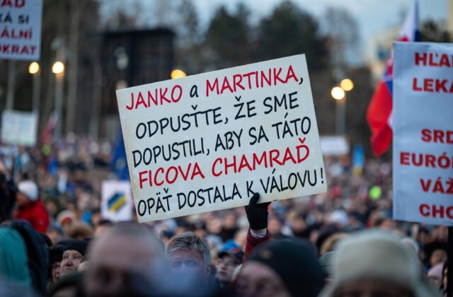 326122_protest5-640x420.jpg Na proteste „Sedem rokov bez Jána a Martiny“ v Bratislave dav kričal hanba aj dosť bolo Fica – VIDEO, FOTO