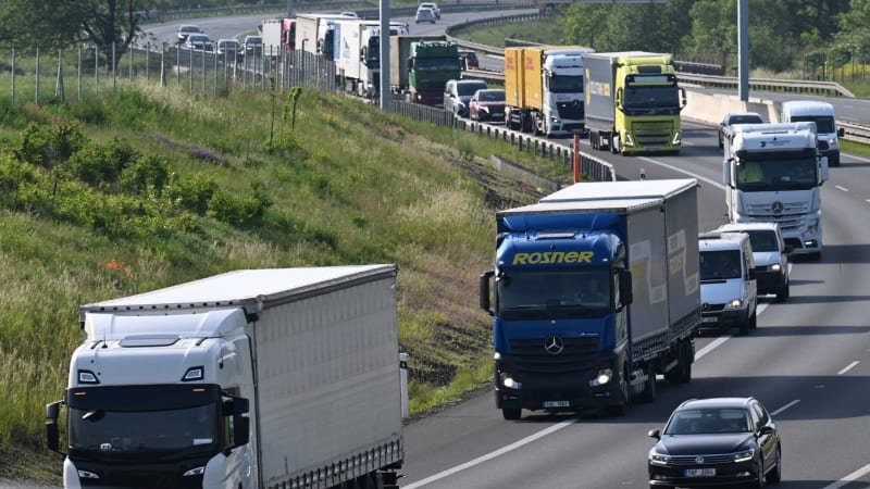 Střelba na kamion: Policie obvinila posádku BMW z D5, podezřelými jsou dva cizinci Střelba na kamion: Policie obvinila posádku BMW z D5, podezřelými jsou dva cizinci