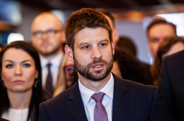 326990_678648169c5b1634671994-640x420.jpg Slovensko potrebuje zvýšené investície do obrany. Šimečka však vidí problém v spôsobe, akým sa to deje
