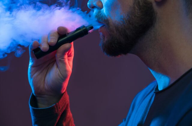 327565_vaping-640x420.jpg Tínedžer vykašliaval krv, lekári potvrdili nadmerný vaping