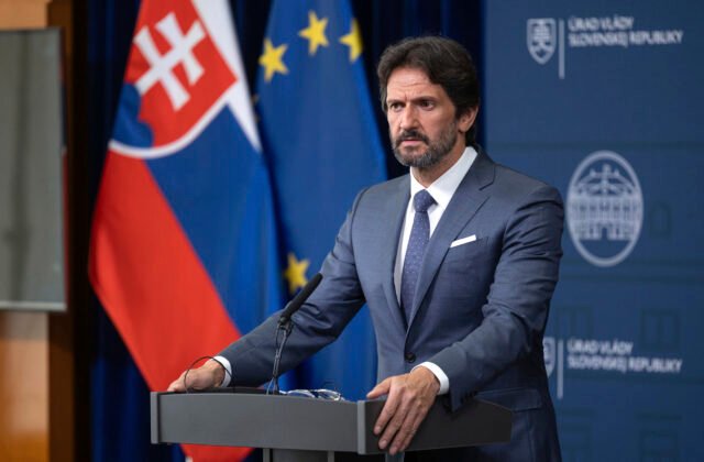 Vyhrážky odobratia eurofondov sú podľa ministra obrany Kaliňáka smiešne a boľševické