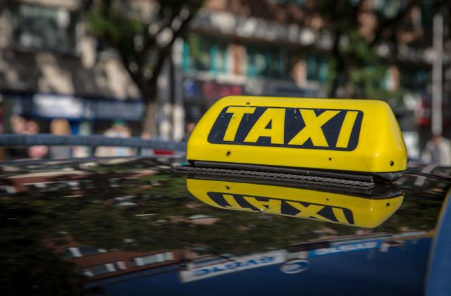 331941_taxi-640x420.jpg Taxikára v Bratislave napadli tri ženy a muž. Zaútočili lopatou a vyhrážali sa mu s mačetou odseknutím hlavy
