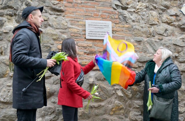 332199_67c0343571125855450266-640x420.jpg Zavraždených v Teplárni pripomína pamätná tabuľa, pre LGBTI+ ľudí sa otvorilo aj nové komunitné centrum – FOTO