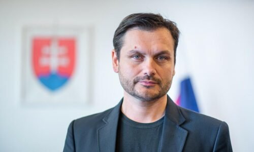 Opozícia kritizuje Šaška za odvolanie riaditeľa Národného inštitútu pre hodnotu a technológie v zdravotníctve