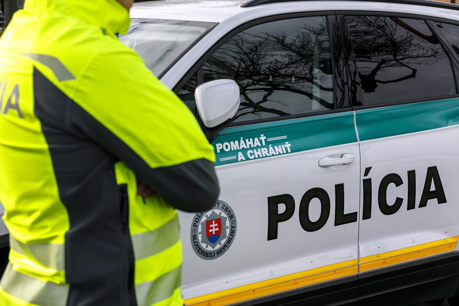 Inšpekcia po streľbe na muža, ktorý útočil na policajtov mačetou, začala trestné stíhanie