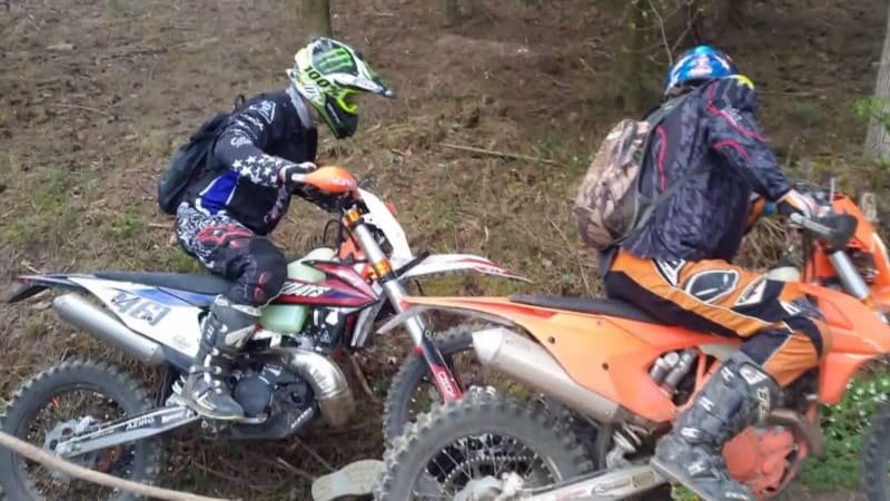 Motorkáři řádili v přírodní rezervaci. Napomenutí myslivce se vysmáli, ten je natočil Motorkáři řádili v přírodní rezervaci. Napomenutí myslivce se vysmáli, ten je natočil