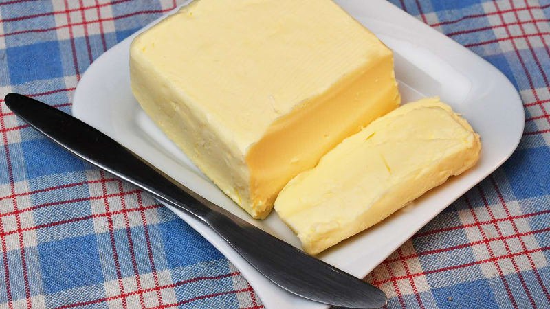 Známý řetězec stahuje v Česku z prodeje máslo. Nemá vyhovující kvalitu Známý řetězec stahuje v Česku z prodeje máslo. Nemá vyhovující kvalitu