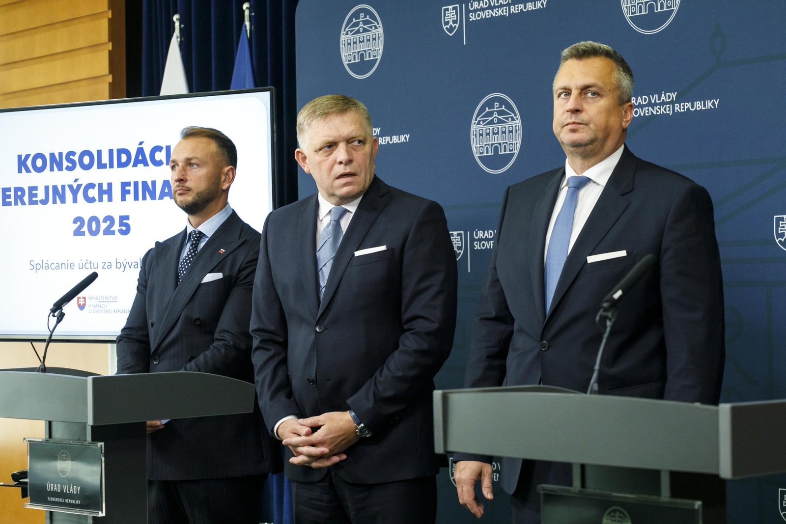Dnes vyprší Ficovo ultimátum. Zasadá koaličná rada, na úrade vlády preberajú ďalší postup v koalícii