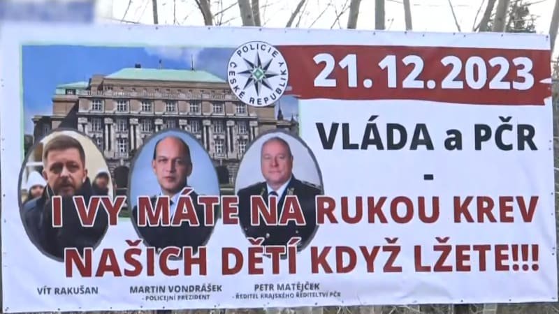 Máte na rukou krev našich dětí, hlásá billboard matky oběti z FF UK. Absurdní, hájí se Rakušan