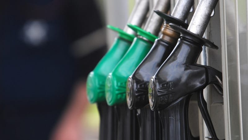 Kamera natočila bizarní scénu ve Znojmě. Muž na benzínce začal z lednic rozhazovat bagety