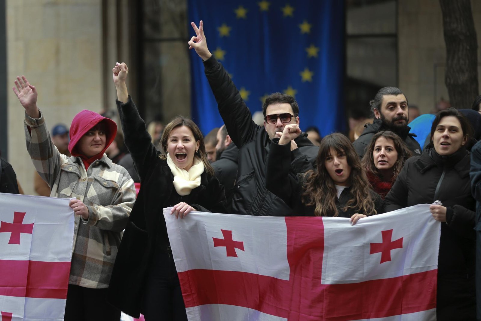 Gruzínski opoziční poslanci po bojkote parlamentu vrátili svoje mandáty, neuznávajú výsledok volieb Gruzínski opoziční poslanci po bojkote parlamentu vrátili svoje mandáty, neuznávajú výsledok volieb